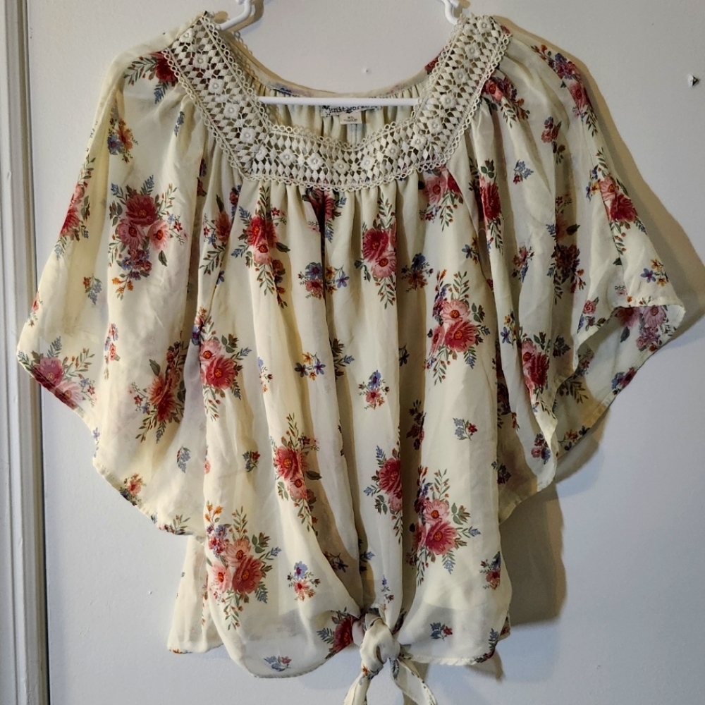 Knitworks Floral Women's Top size XL with Crochet Detail - Cream